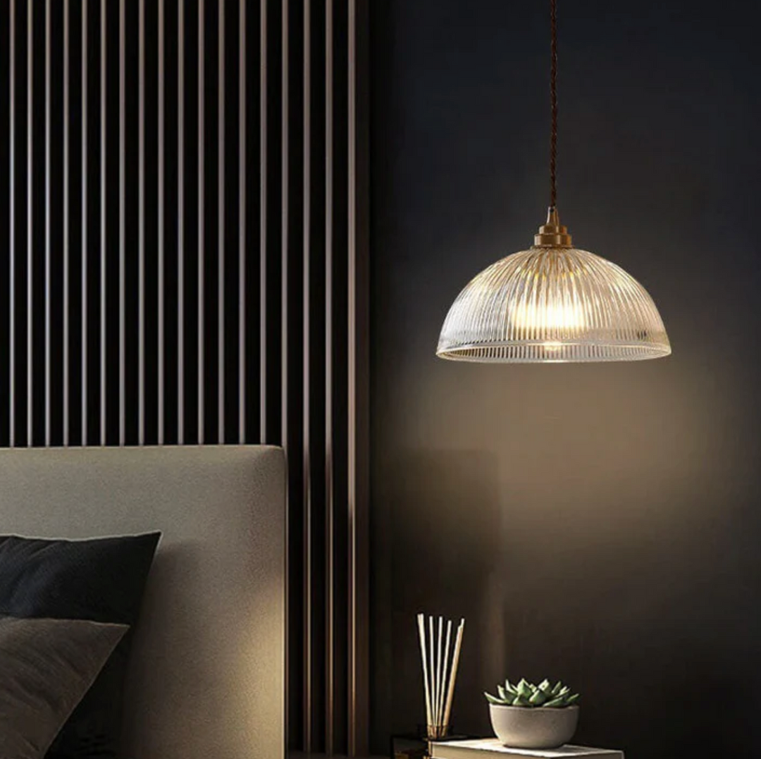 Lampa wisząca z kloszem ze szkła ryflowanego i mosiężnym mocowaniem