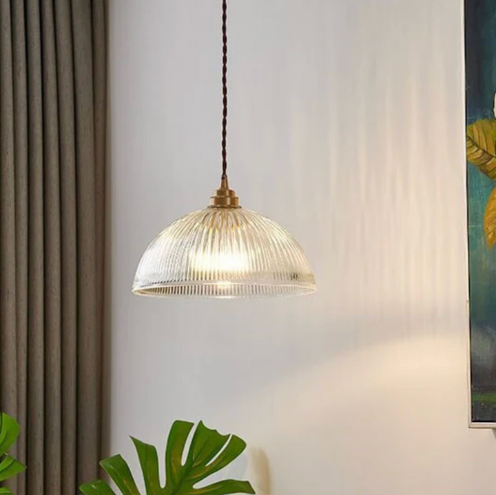 Lampa wisząca z kloszem ze szkła ryflowanego i mosiężnym mocowaniem