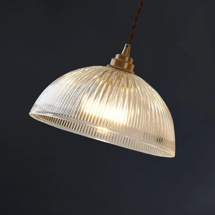 Lampa wisząca z kloszem ze szkła ryflowanego i mosiężnym mocowaniem