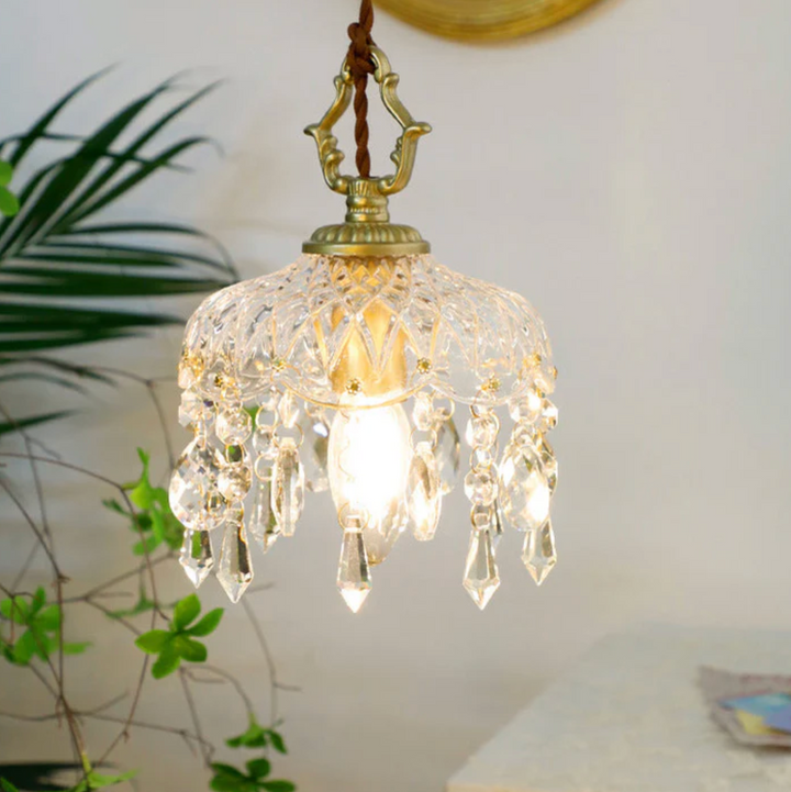 Lampa wisząca z kryształowym kloszem i zawieszkami
