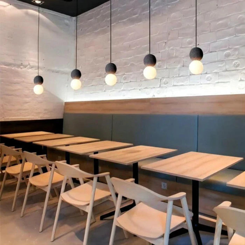 Lampa wisząca z kulistym szklanym kloszem i kulistym elementem dekoracyjnym