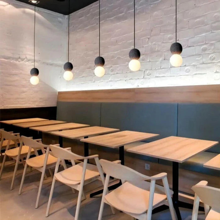 Lampa wisząca z kulistym szklanym kloszem i kulistym elementem dekoracyjnym