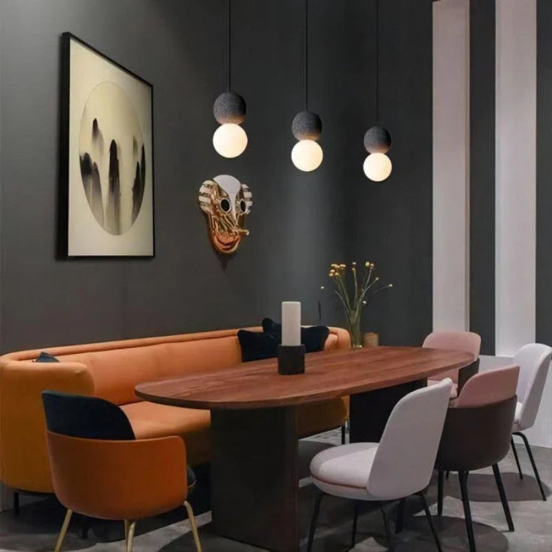 Lampa wisząca z kulistym szklanym kloszem i kulistym elementem dekoracyjnym