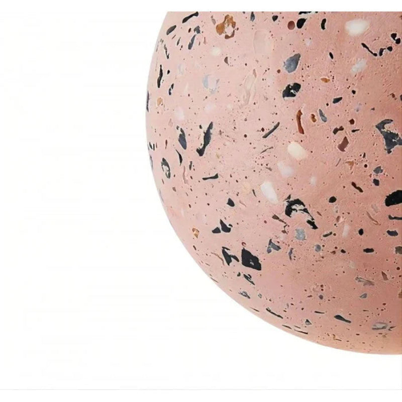 Lampa wisząca z kulistym szklanym kloszem i kulistym elementem dekoracyjnym