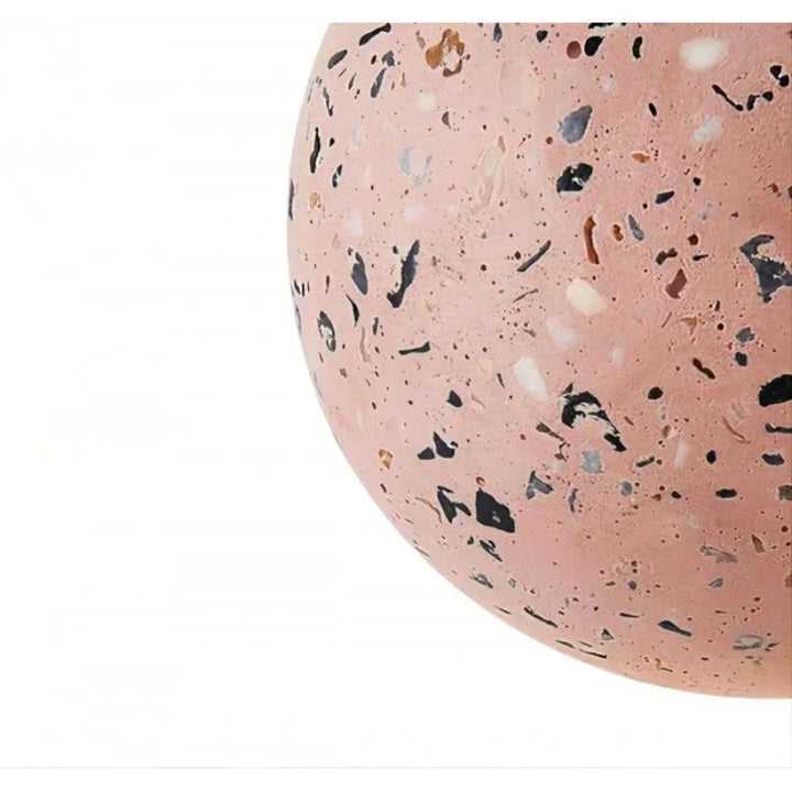 Lampa wisząca z kulistym szklanym kloszem i kulistym elementem dekoracyjnym