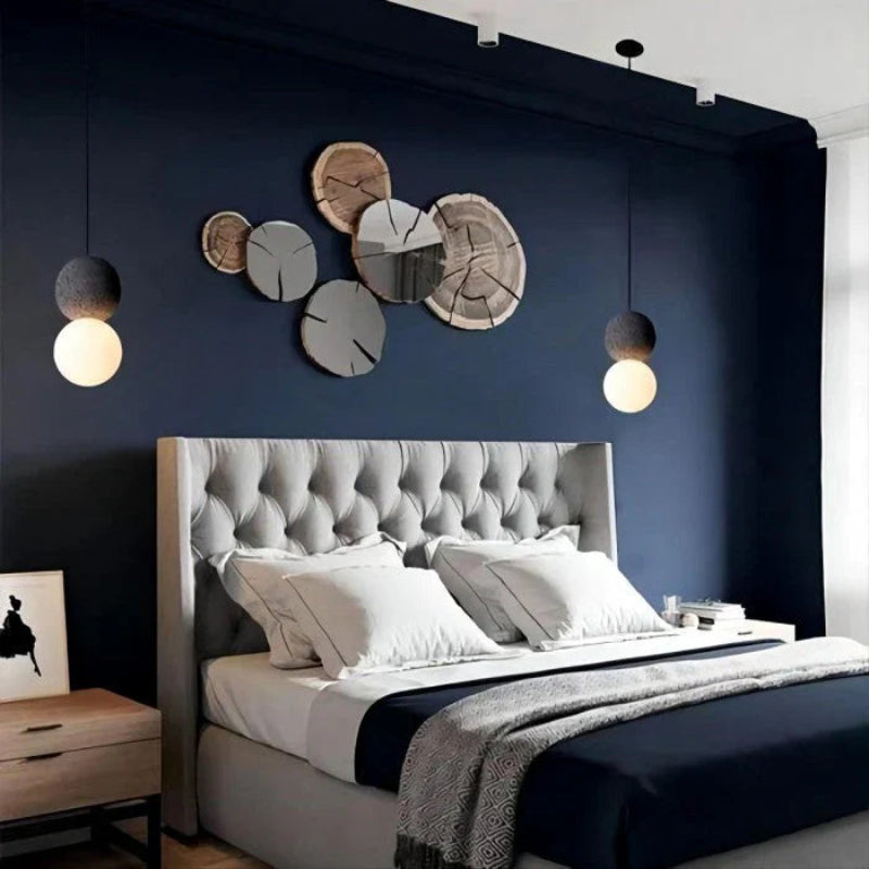 Lampa wisząca z kulistym szklanym kloszem i kulistym elementem dekoracyjnym