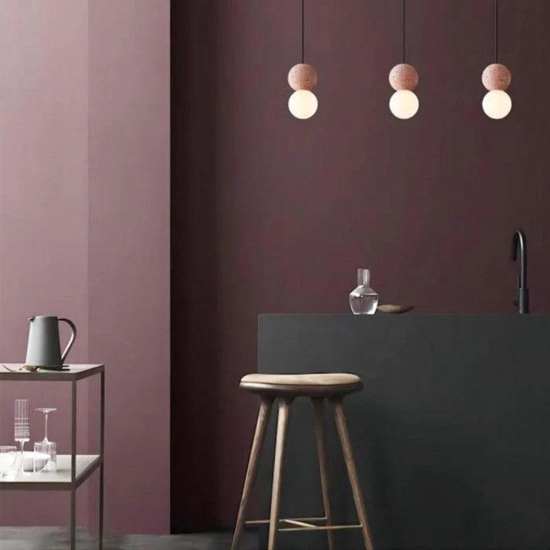 Lampa wisząca z kulistym szklanym kloszem i kulistym elementem dekoracyjnym