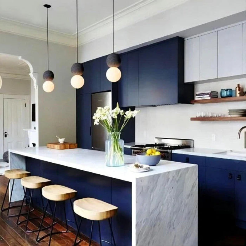 Lampa wisząca z kulistym szklanym kloszem i kulistym elementem dekoracyjnym