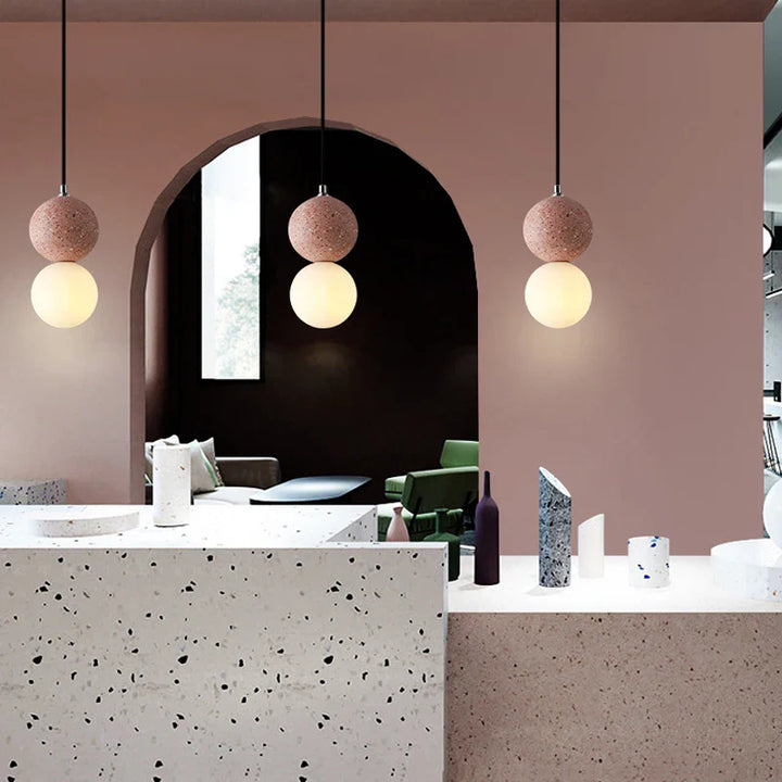 Lampa wisząca z kulistym szklanym kloszem i kulistym elementem dekoracyjnym