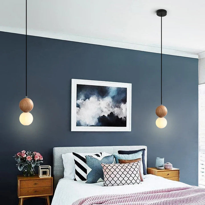 Lampa wisząca z kulistym szklanym kloszem i kulistym elementem dekoracyjnym