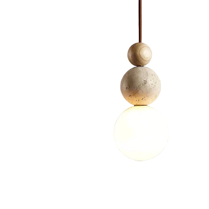 Lampa wisząca z kulistym szklanym kloszem i oprawą z drewnianymi i kamiennymi detalami.