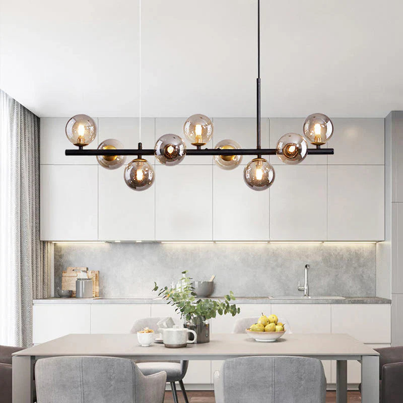 Lampa wisząca z kulistymi szklanymi kloszami i poziomą metalową ramą wielopunktową