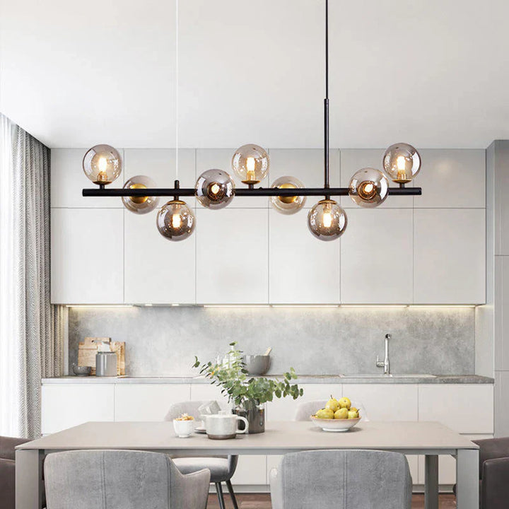 Lampa wisząca z kulistymi szklanymi kloszami i poziomą metalową ramą wielopunktową