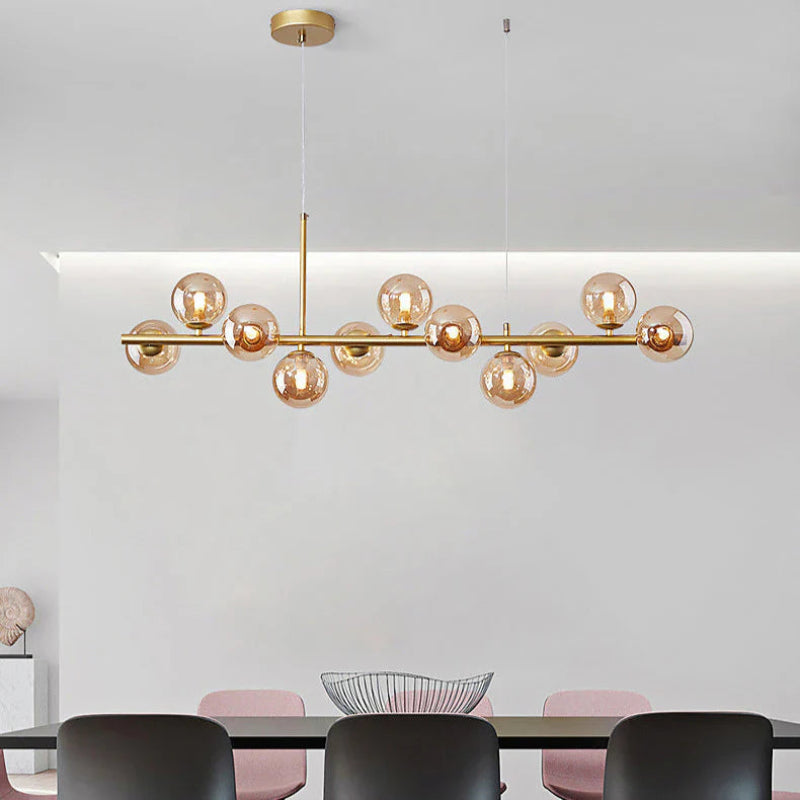 Lampa wisząca z kulistymi szklanymi kloszami i poziomą metalową ramą wielopunktową