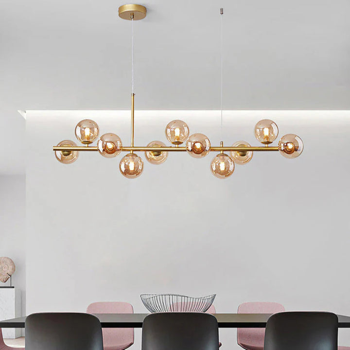 Lampa wisząca z kulistymi szklanymi kloszami i poziomą metalową ramą wielopunktową