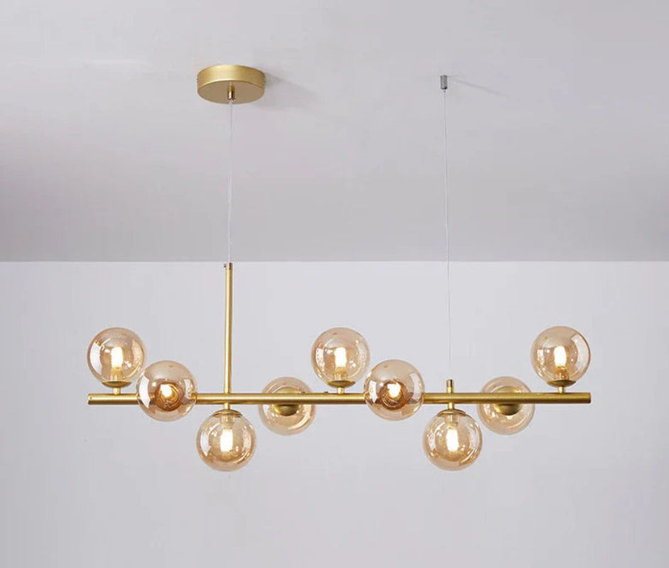 Lampa wisząca z kulistymi szklanymi kloszami i poziomą metalową ramą wielopunktową