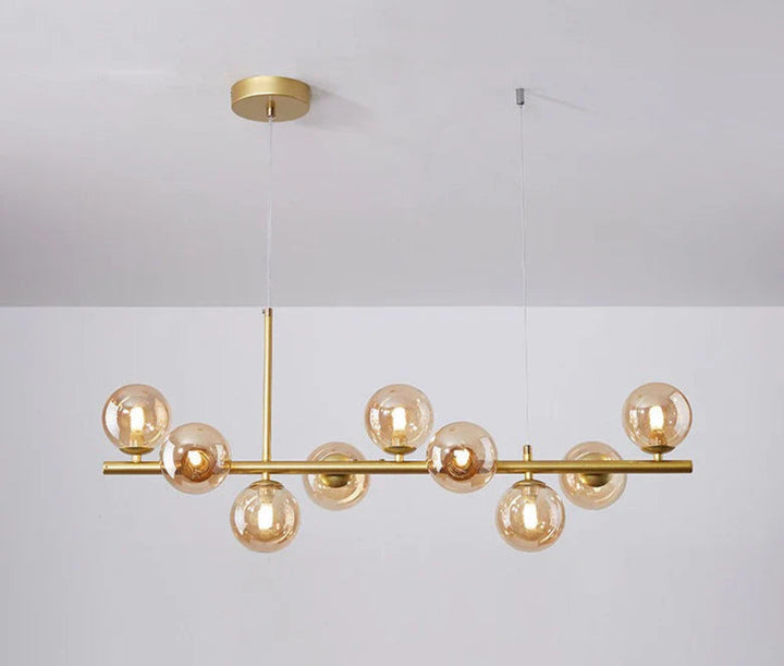 Lampa wisząca z kulistymi szklanymi kloszami i poziomą metalową ramą wielopunktową