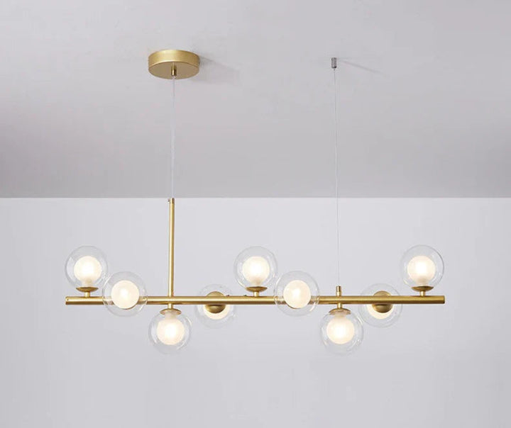 Lampa wisząca z kulistymi szklanymi kloszami i poziomą metalową ramą wielopunktową