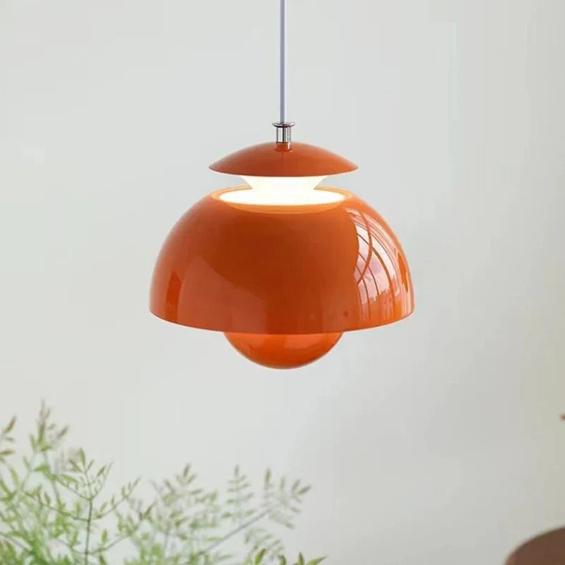 Lampa wisząca z lakierowanym kloszem w kształcie pąka kwiatu