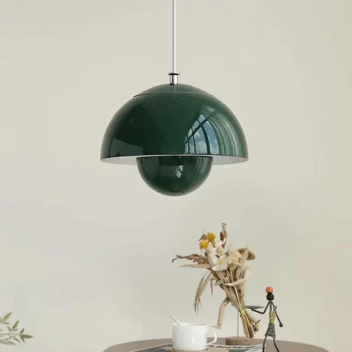 Lampa wisząca z lakierowanym kloszem w kształcie pąka kwiatu