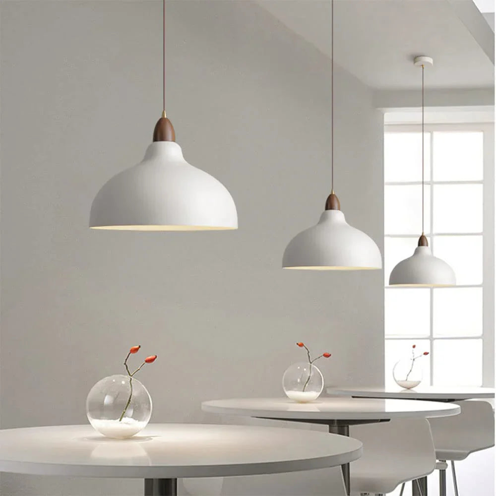 Lampa wisząca z metalowym kloszem i drewnianymi detalami
