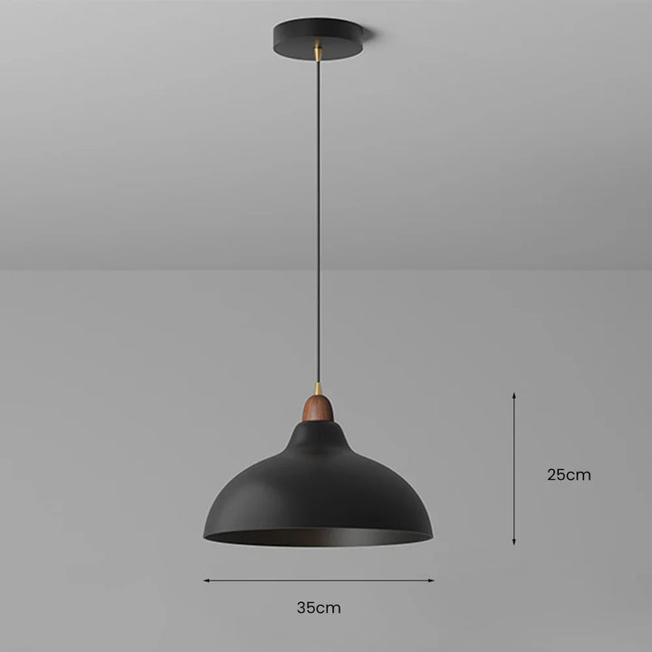 Lampa wisząca z metalowym kloszem i drewnianymi detalami