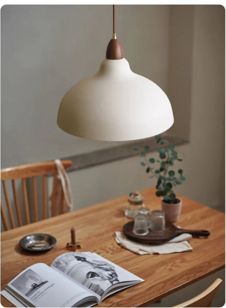 Lampa wisząca z metalowym kloszem i drewnianymi detalami