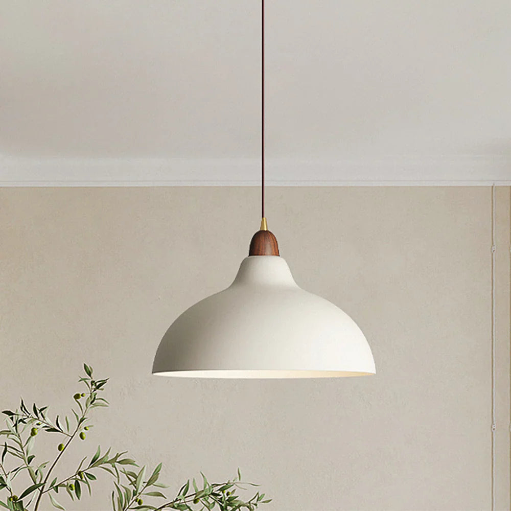 Lampa wisząca z metalowym kloszem i drewnianymi detalami