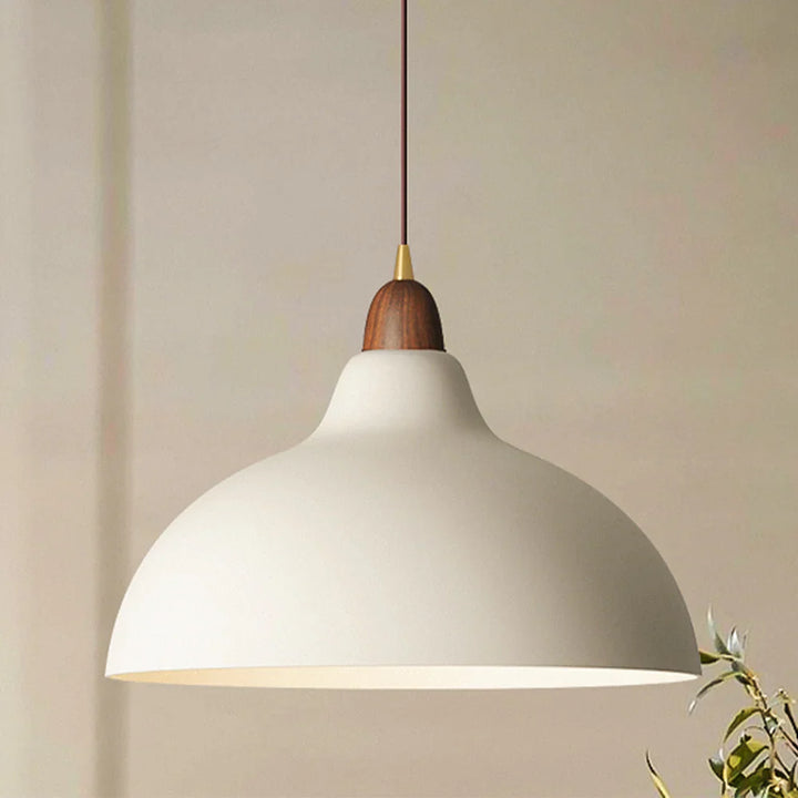 Lampa wisząca z metalowym kloszem i drewnianymi detalami