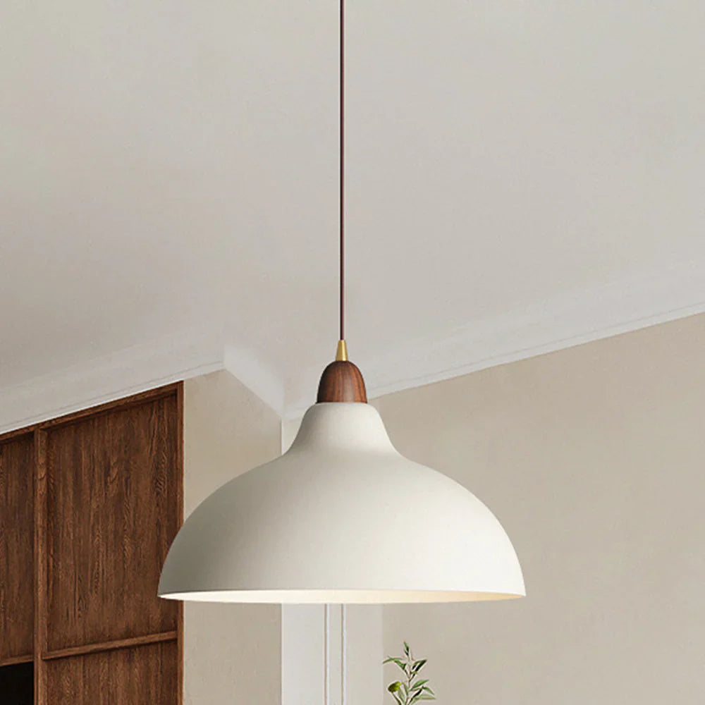 Lampa wisząca z metalowym kloszem i drewnianymi detalami