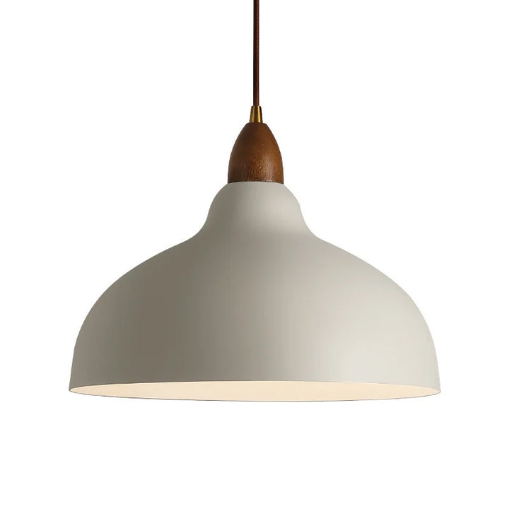 Lampa wisząca z metalowym kloszem i drewnianymi detalami