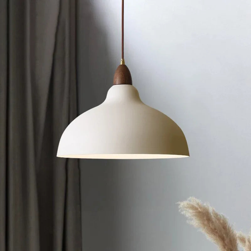 Lampa wisząca z metalowym kloszem i drewnianymi detalami