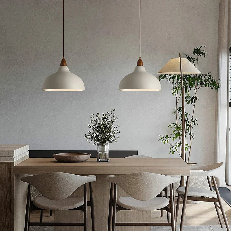Lampa wisząca z metalowym kloszem i drewnianymi detalami