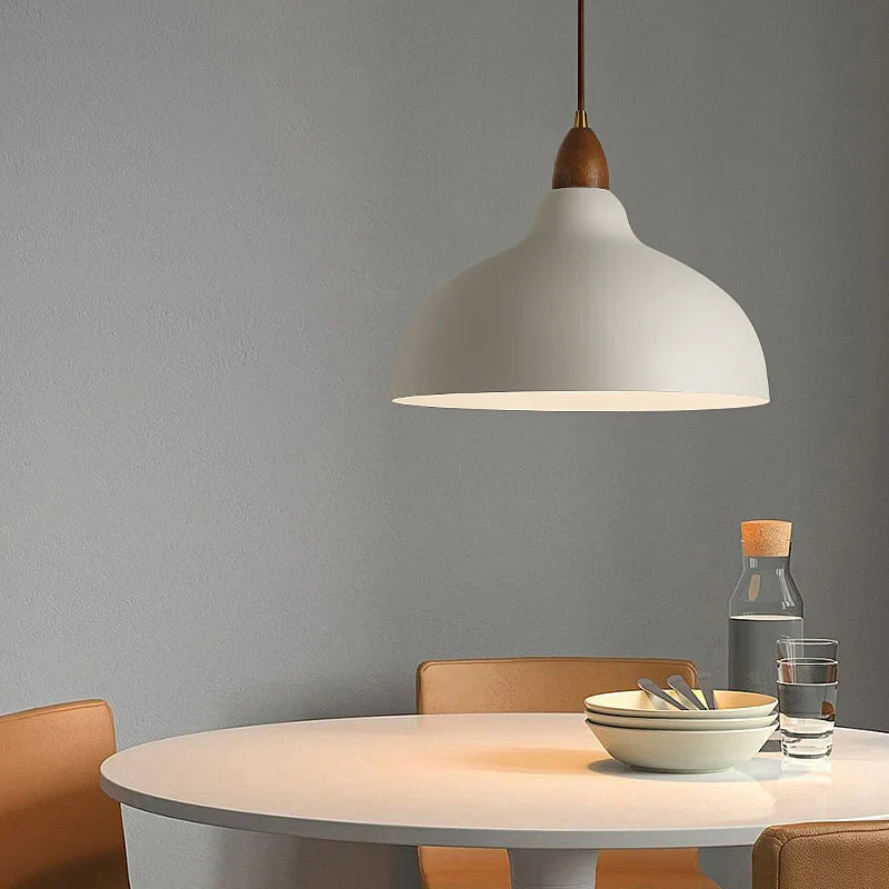 Lampa wisząca z metalowym kloszem i drewnianymi detalami