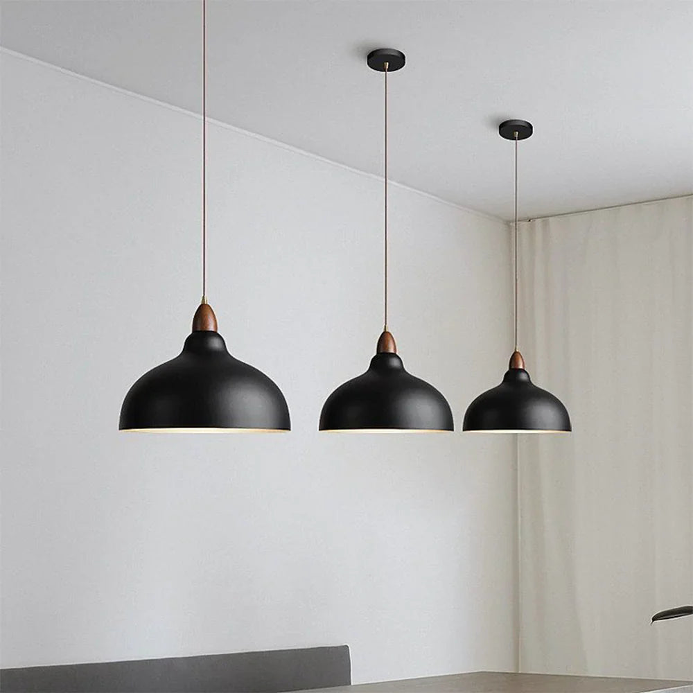 Lampa wisząca z metalowym kloszem i drewnianymi detalami