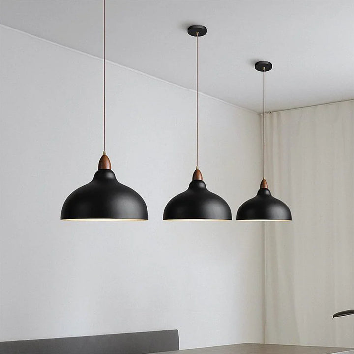Lampa wisząca z metalowym kloszem i drewnianymi detalami
