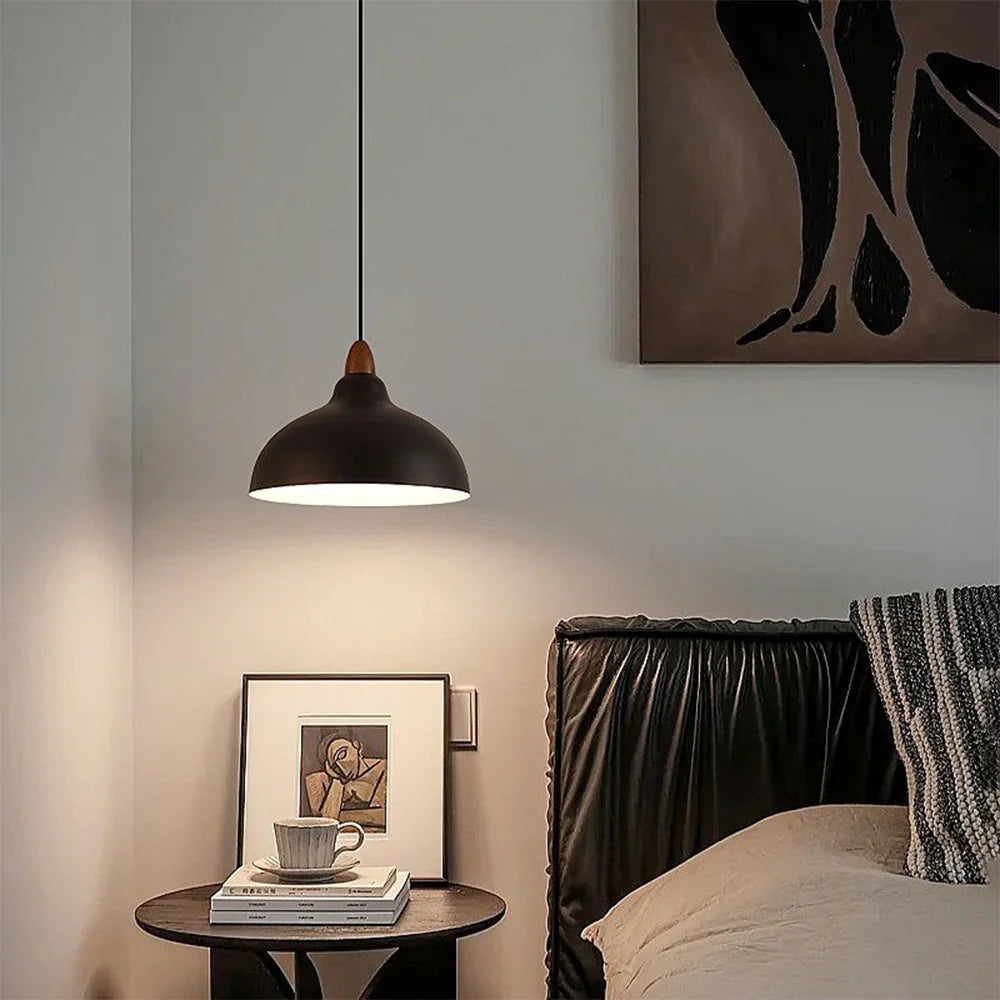 Lampa wisząca z metalowym kloszem i drewnianymi detalami