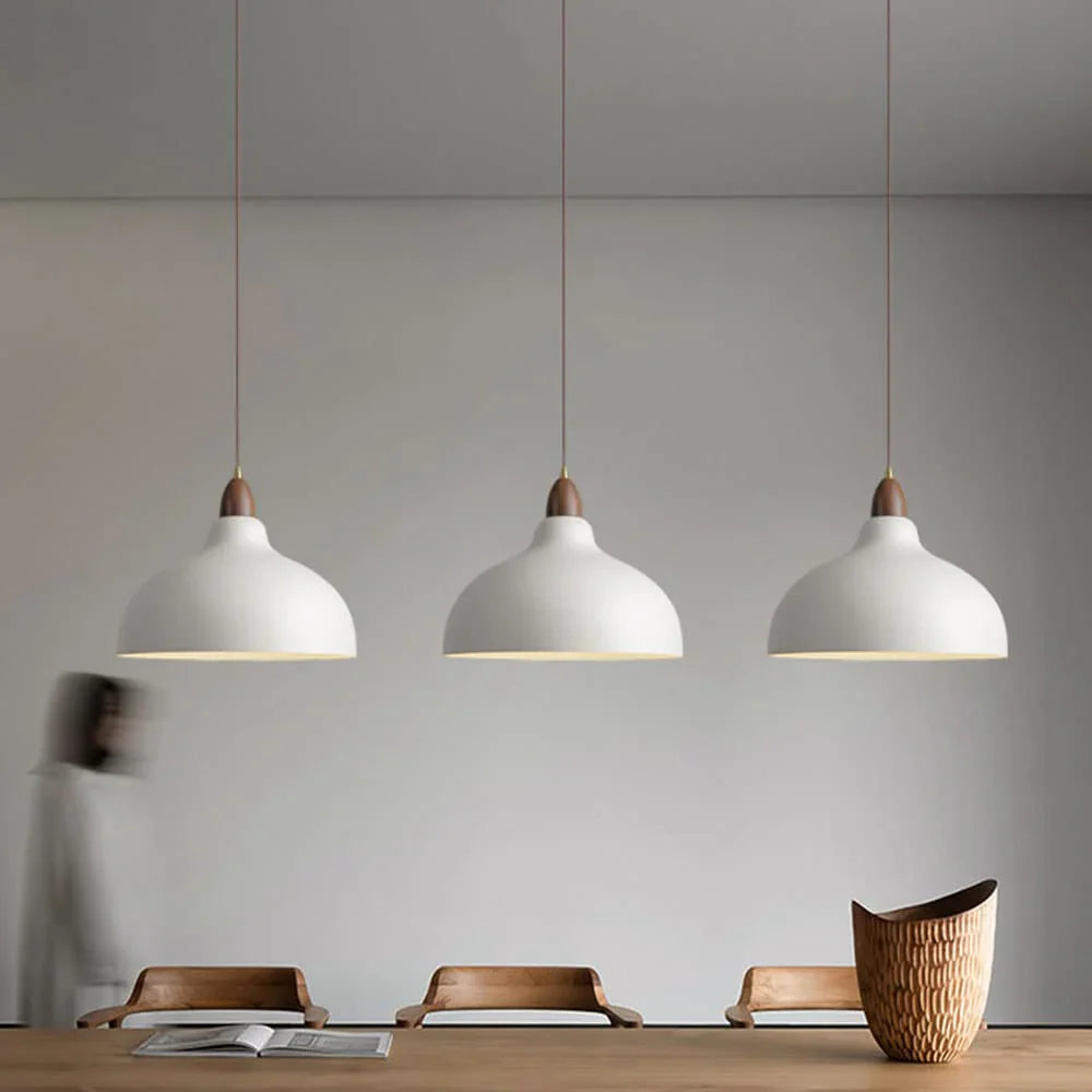Lampa wisząca z metalowym kloszem i drewnianymi detalami