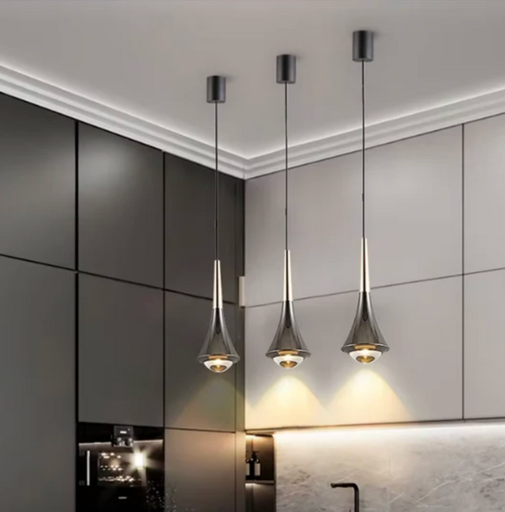 Lampa wisząca z metalowym kloszem i szklanym kloszem