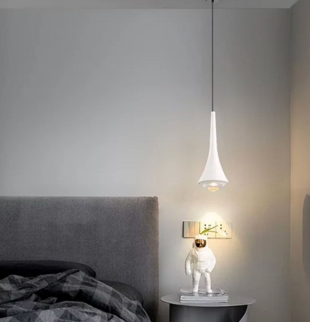 Lampa wisząca z metalowym kloszem i szklanym kloszem