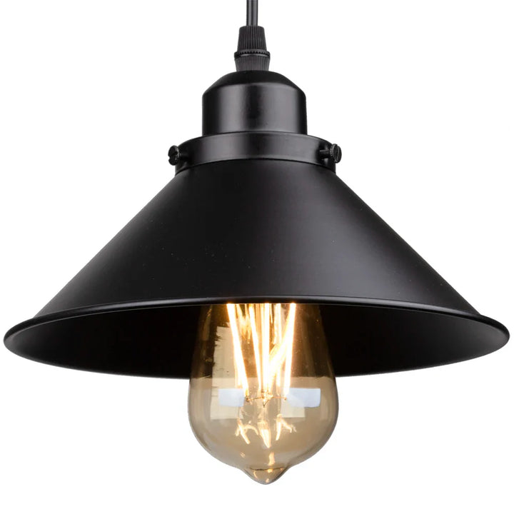 Lampa wisząca z metalowym kloszem stożkowym