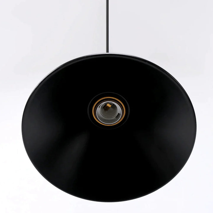 Lampa wisząca z metalowym kloszem stożkowym