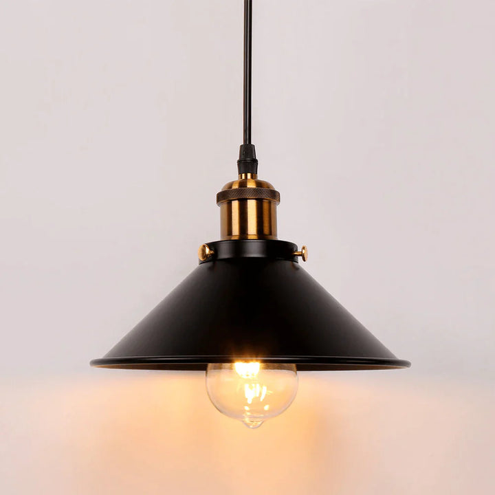 Lampa wisząca z metalowym kloszem stożkowym