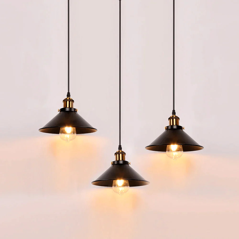 Lampa wisząca z metalowym kloszem stożkowym