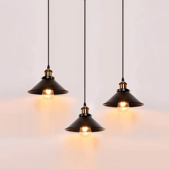 Lampa wisząca z metalowym kloszem stożkowym