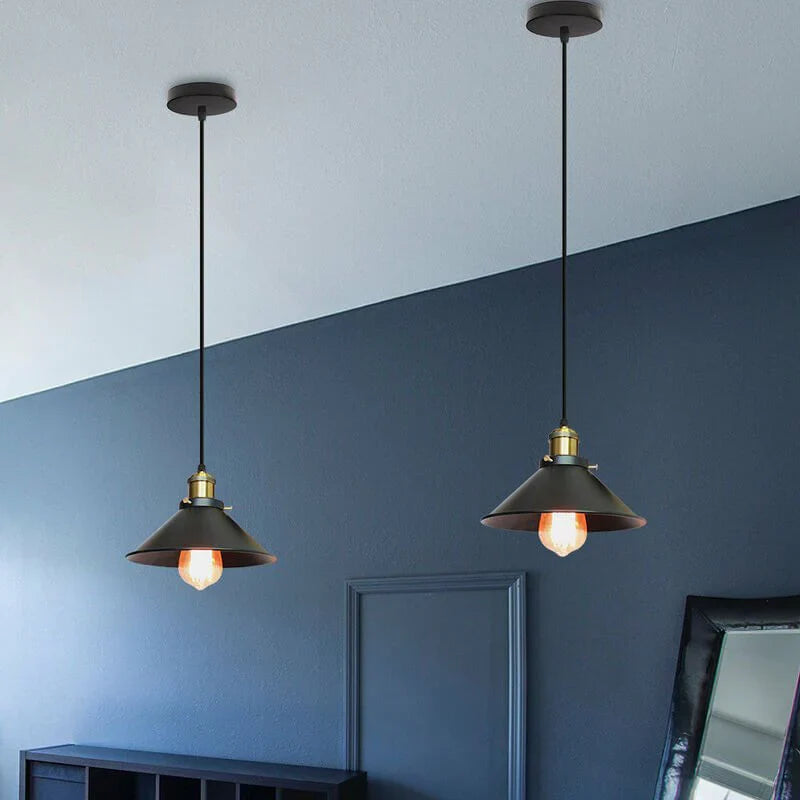 Lampa wisząca z metalowym kloszem stożkowym