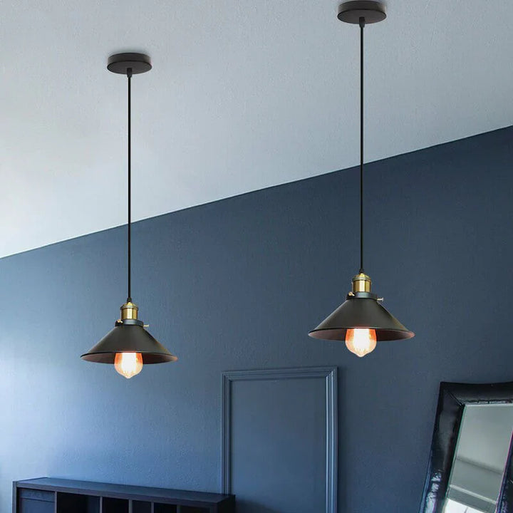 Lampa wisząca z metalowym kloszem stożkowym