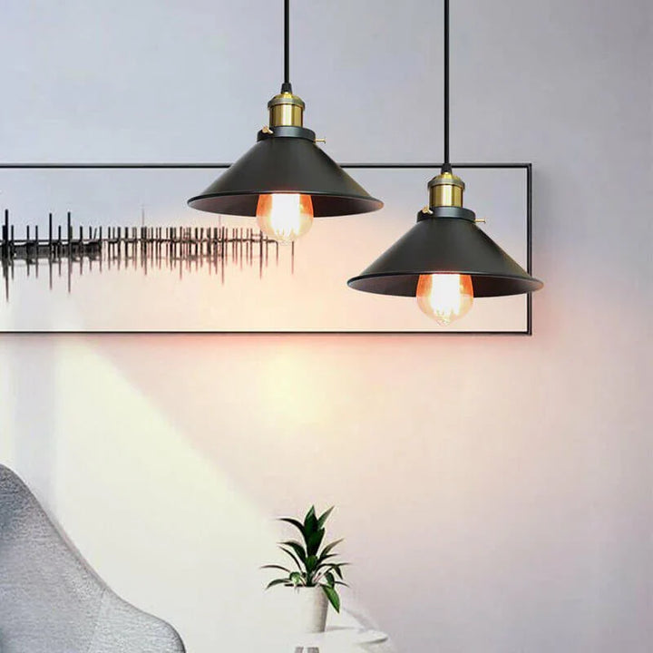 Lampa wisząca z metalowym kloszem stożkowym