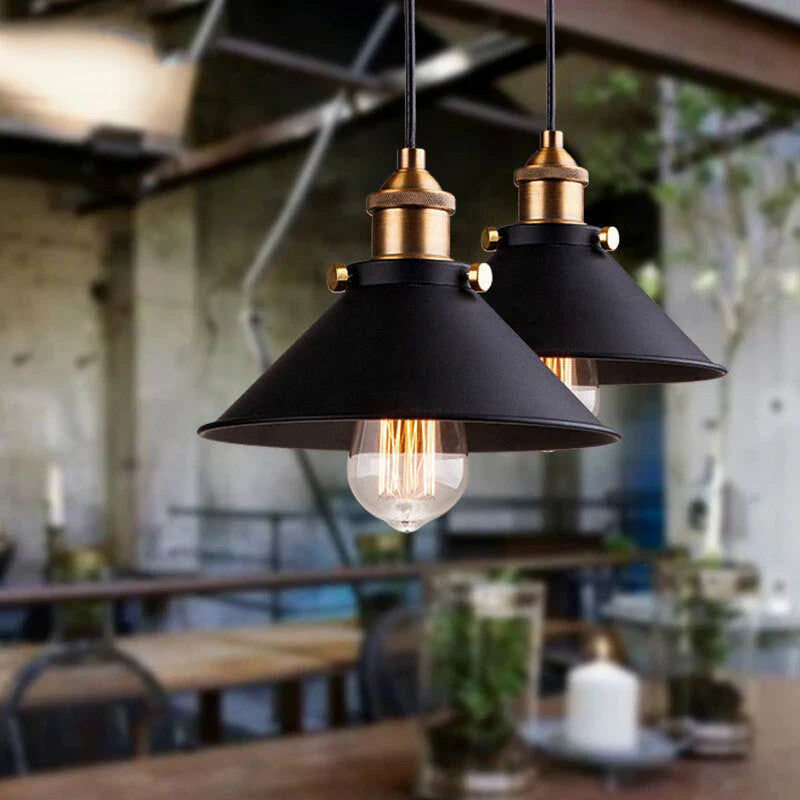 Lampa wisząca z metalowym kloszem stożkowym