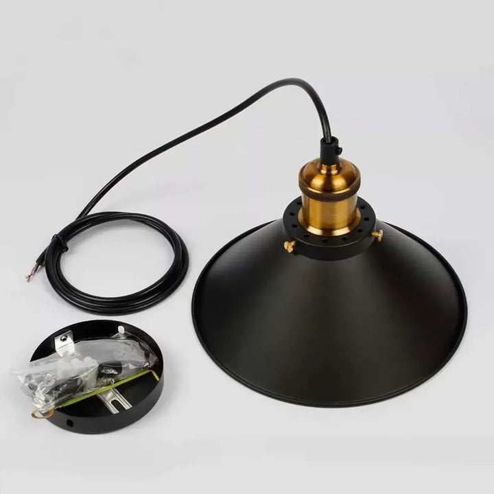 Lampa wisząca z metalowym kloszem stożkowym